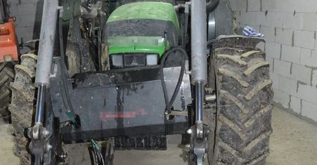 Próbował naprawić ciągnik rolniczy. Na nogi spadła mu łyżka do ładowania towarów