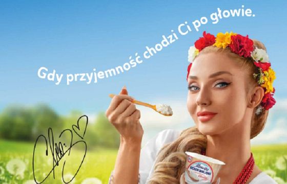 Cleo reklamuje nowe serki Almette