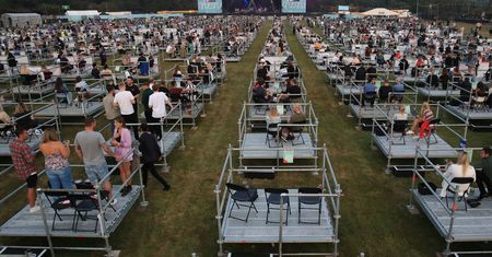 Zabawa w nowej rzeczywistości. Pierwszy koncert na Wyspach od początku pandemii
