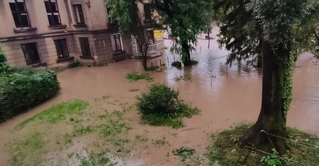 Olza wystąpiła z brzegów. Mieszkańcy Cieszyna usłyszeli alarm