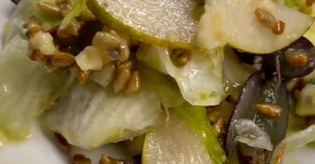 Przepis na błyskawiczną sałatkę z TikToka. Podbija sieć i wspaniale smakuje