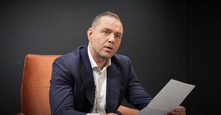 Nawrocki pokazał listy. Są wątpliwości co do dat