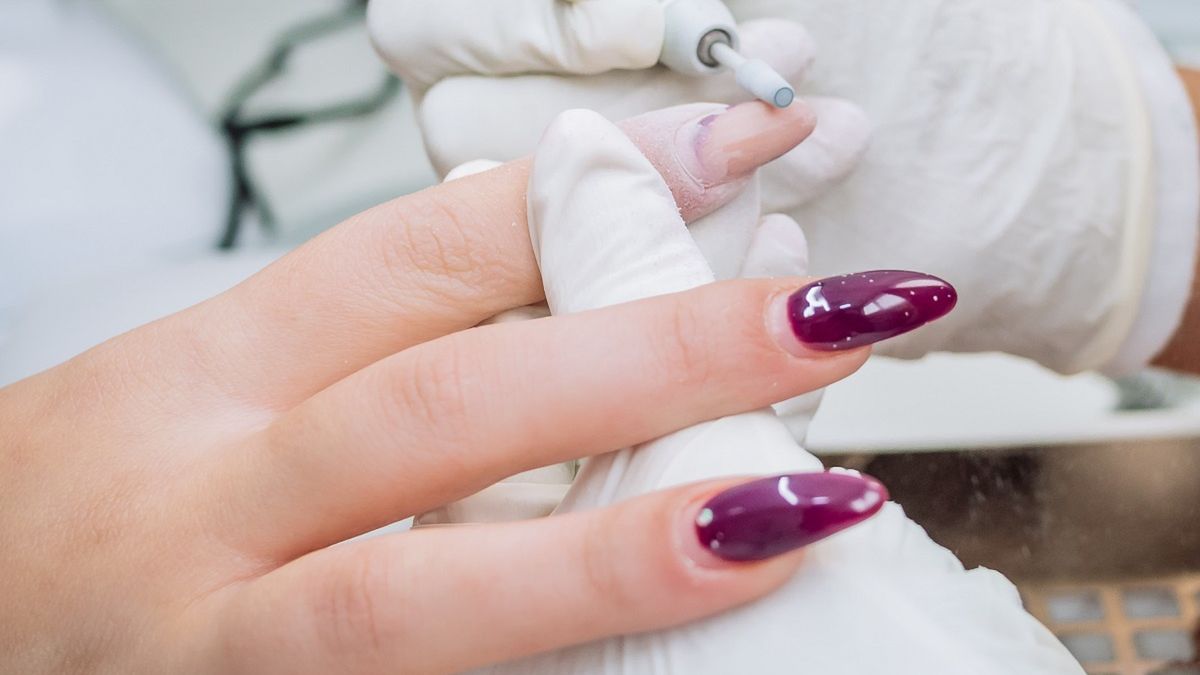 Odrost na paznokciach nie wygląda estetycznie.