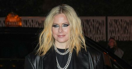 Dawno niewidziana Avril Lavigne pozuje na pokazie w Paryżu. Wcześniej przyłapano ją ze znanym raperem (ZDJĘCIA)