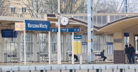 Pijany mężczyzna leżał na torach. Maszynista zdążył wyhamować