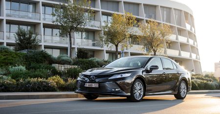 Toyota Camry wróciła. Hybrydowy sedan bierze na celownik menedżerski segment