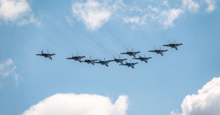 Myśliwce Su-30SM i bombowce Su-24M i Su-34 na Krymie. Rosja pokazuje swoją siłę