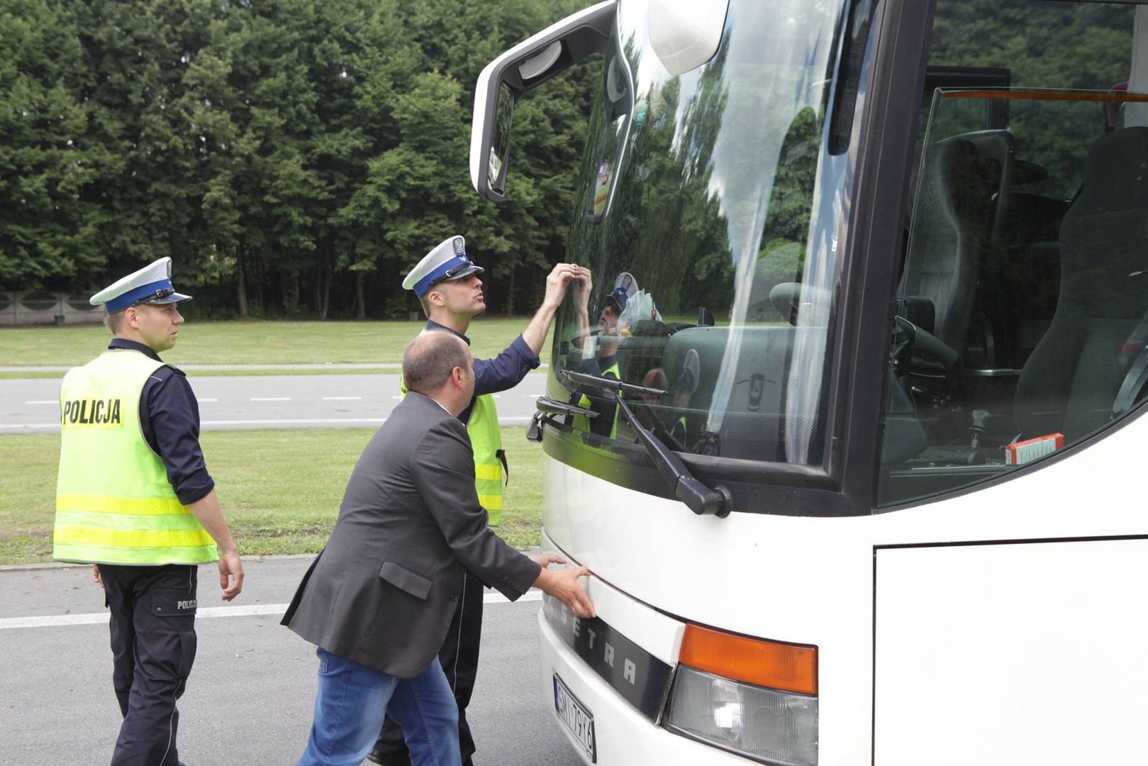 Policja prowadzi kontrole autokarów jadących na wakacje - można wcześniej o taką kontrolę poprosić, by mieć pewność, że dzieci i młodzież pojadą w bezpiecznych warunkach.