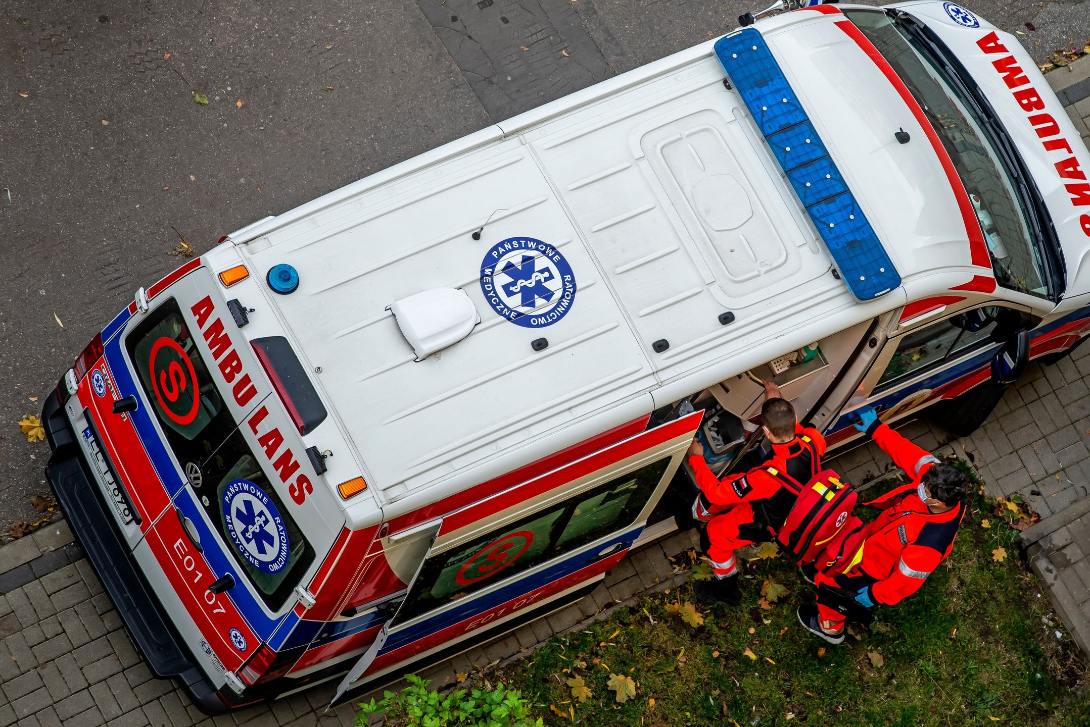 karetka, pogotowie, ambulans, lekarz, ratunek, ratownik, ratownictwo, medyczne, pomoc, covid, koronawirus, kostium, maska, covid-19, pacjent, szpital, polska, chory, szczepienie, nfz, wypadek