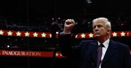 Trump zapowiada spotkanie z Putinem. "On niszczy Rosję"