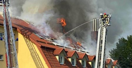 Gigantyczny pożar hotelu w Nałęczowie. Ponad 20 zastępów walczyło z ogniem