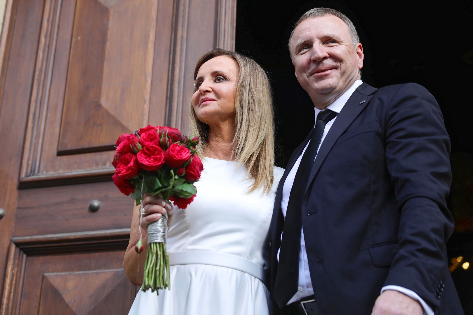 Ślub Jacka Kurskiego. Uwagę przyciąga suknia panny młodej i Jarosław Kaczyński