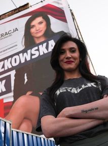 Afera o plakat wyborczy Ewy Zajączkowskiej-Hernik. Pokazała nogi