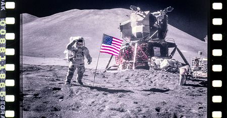 Wcześniej niepublikowane zdjęcia z misji Apollo 15 odnalezione w szufladzie