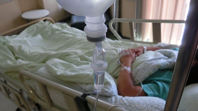 Wirus znów atakuje. "Zaczyna się niewinnie, przypomina przeziębienie"