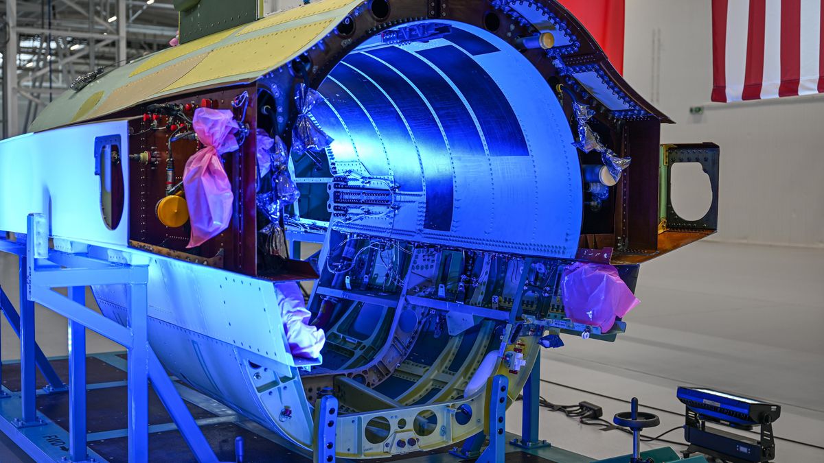 Mielec, 29.08.2023. Pierwsza ukończona struktura tylnej części kadłuba do najnowszej wersji myśliwca F-16, Block 70/72 wyprodukowana i zaprezentowana w PZL Mielec w Mielcu, 29 bm. (ad)PAP/Darek Delmanowicz