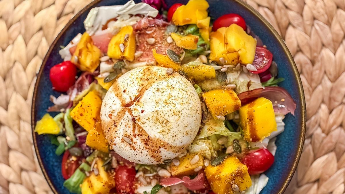 Sałatka z burratą i mango