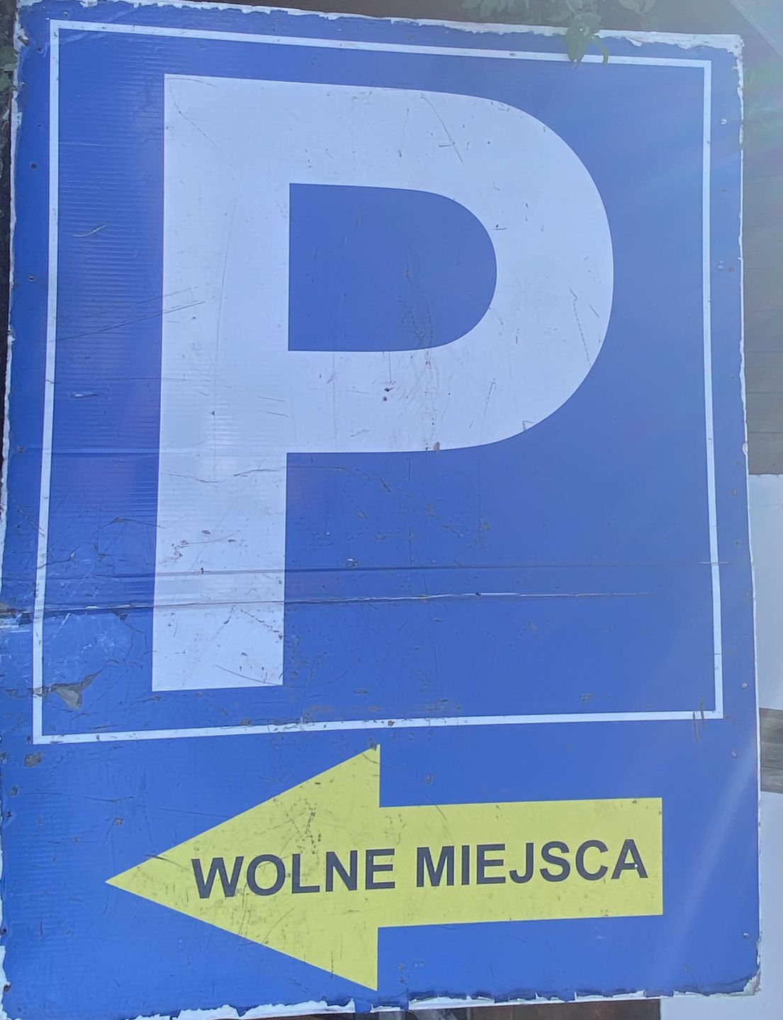 Tablica przy droższym parkingu, bez podanej ceny