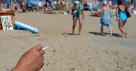 Czy można palić papierosy na plaży? Mandat cię zaskoczy