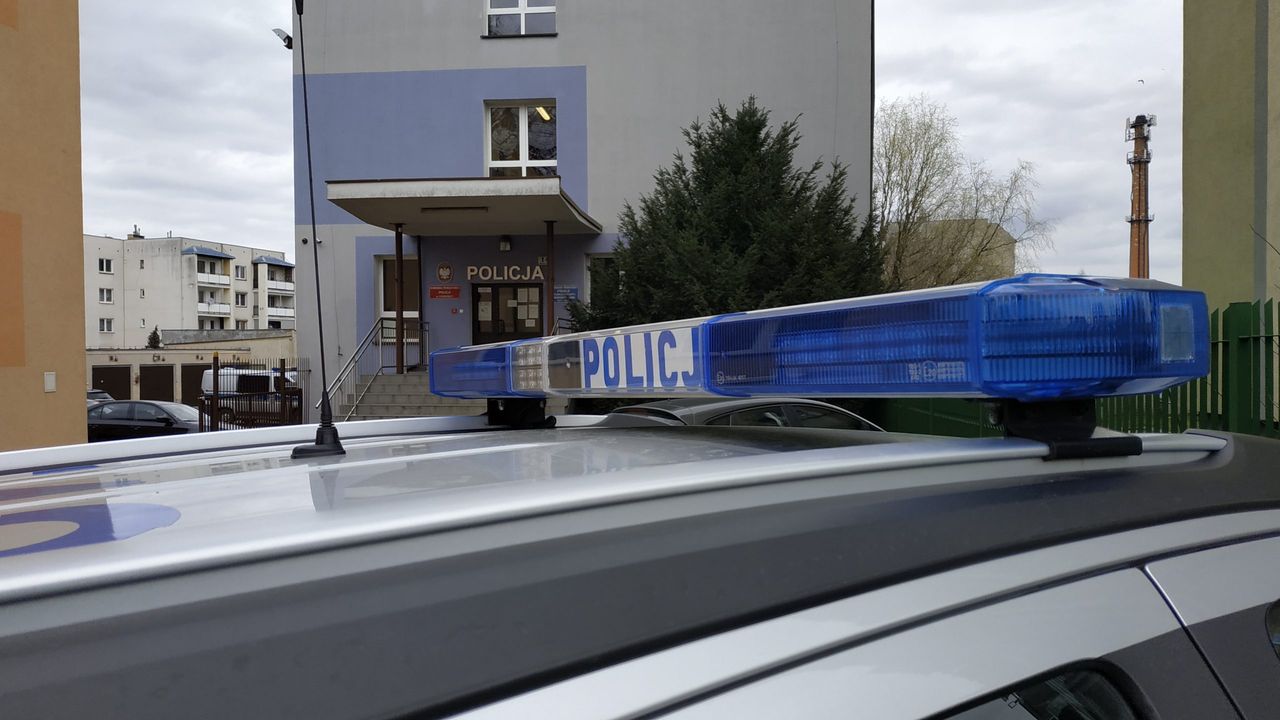 Rutynowa kontrola zakończona aresztem. 22-latek z Budzynia wpadł z narkotykami i złamał zakaz prowadzenia