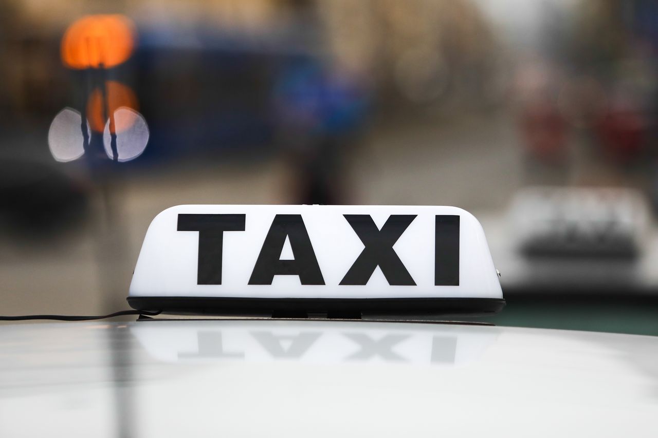 Dłużej trzeba czekać na taksówkę. Na horyzoncie podwyżki za przejazd taxi