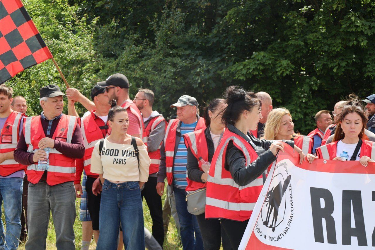 Pracownicy strajkują w Gnieźnie. Aktywiści nie przepuszczali samochodów w Jeremiasie