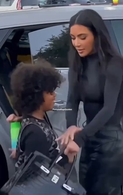 Syn Kim Kardashian pokazał paparazzi środkowego palca
