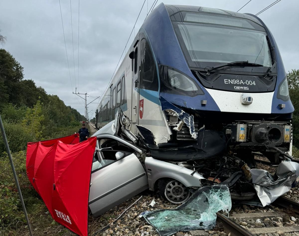 Tragedia na przejeździe kolejowym na Lubelszczyźnie. Z volkswagena zostały zgliszcza