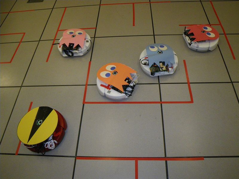 Pac-Man rozgrywany za pomocą odkurzaczy 2