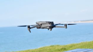 Rewolucja na polach. Rolnicy będą mogli nawozić i opryskiwać uprawy dronami