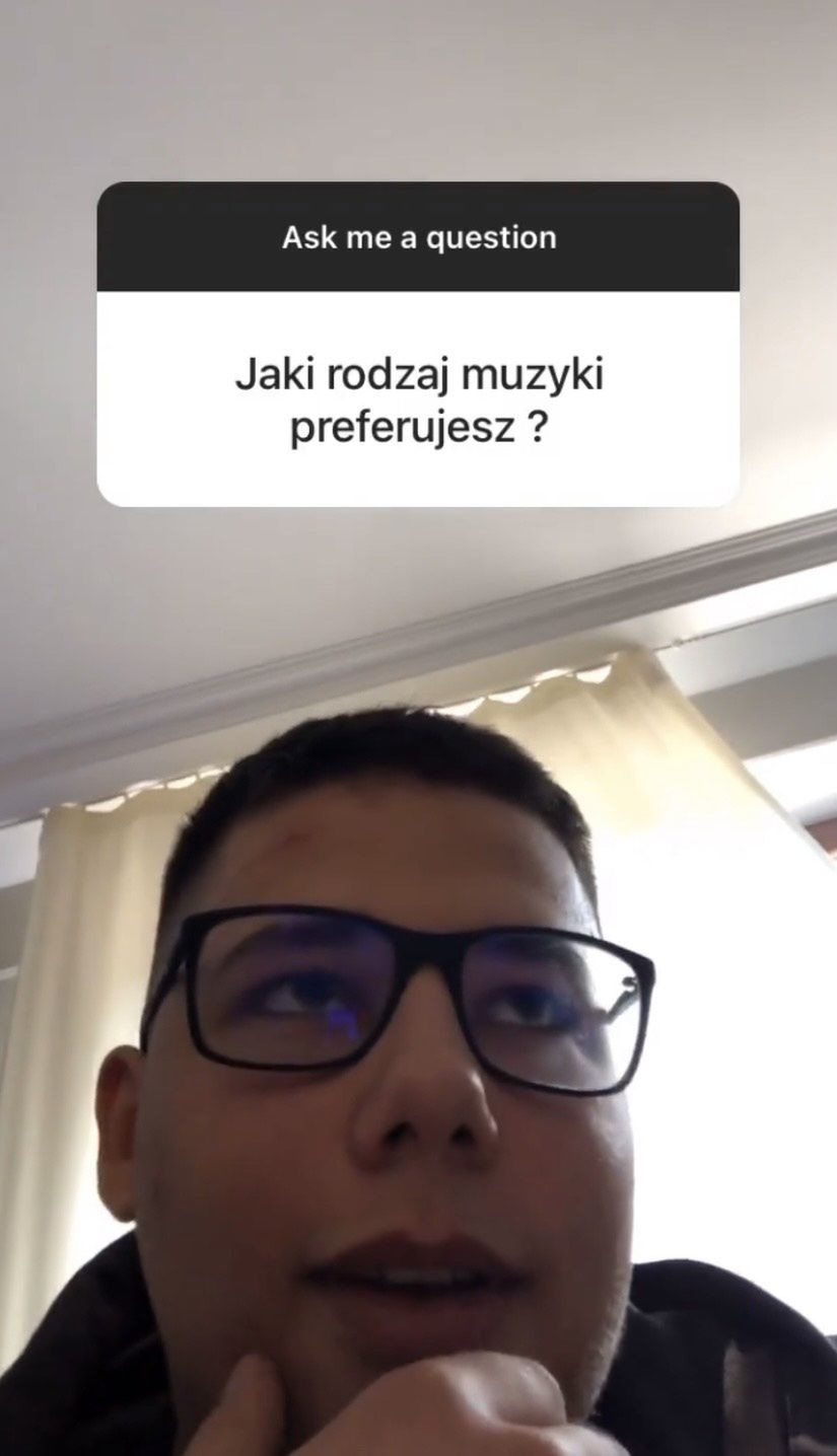Allan Krupa przemawia do fanów