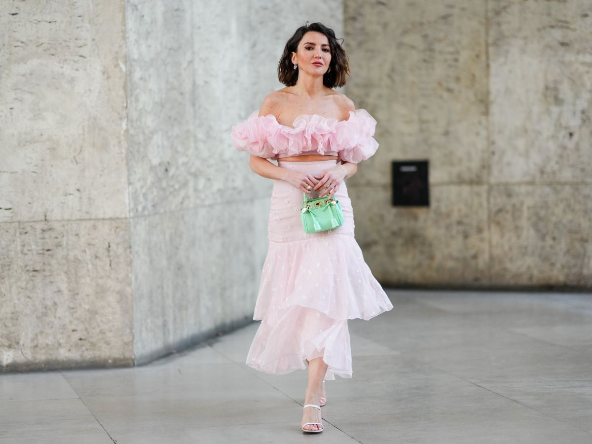 Bluzka z odkrytymi ramionami sprawdzi się również do eleganckich stylizacji 