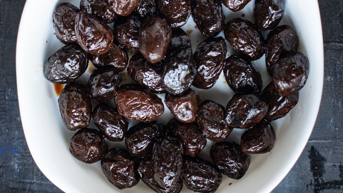 Miseczka z suszonymi oliwkami