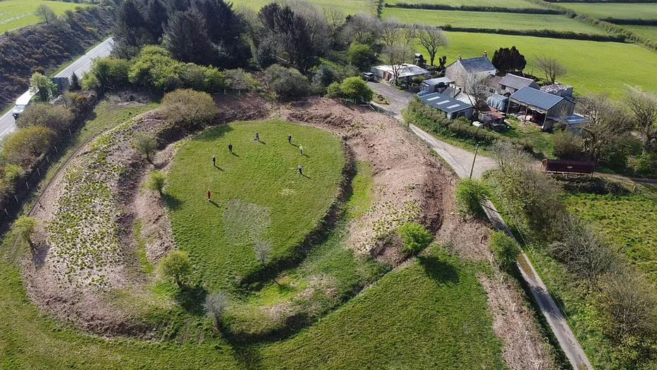 Krąg w ziemi znajdujący się pod obiektem Castilly Henge w Anglii
