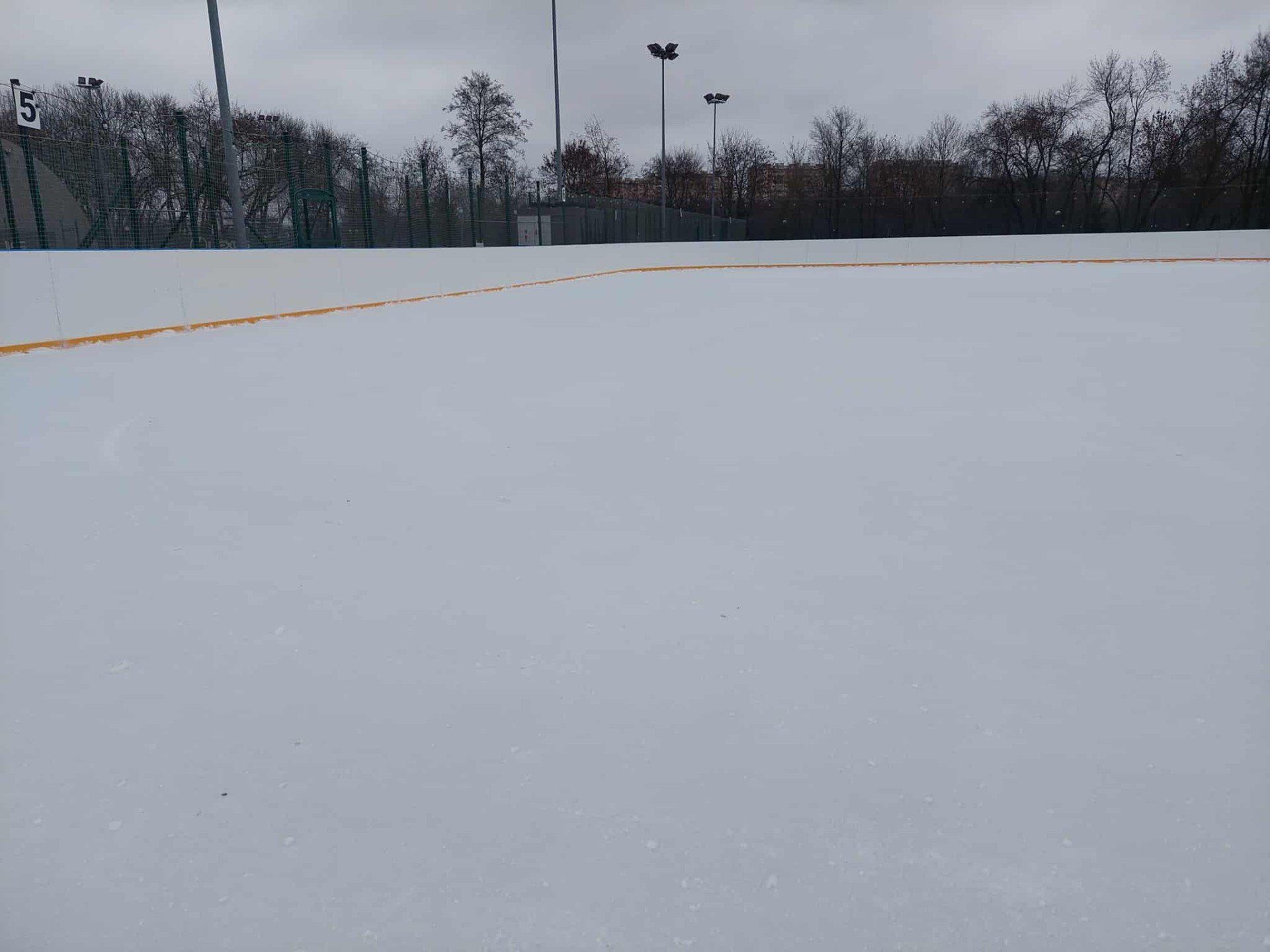 Sztuczne lodowisko przy ulicy Bulwarowej w Radomiu ma powierzchnię 20 na 45 metrów.