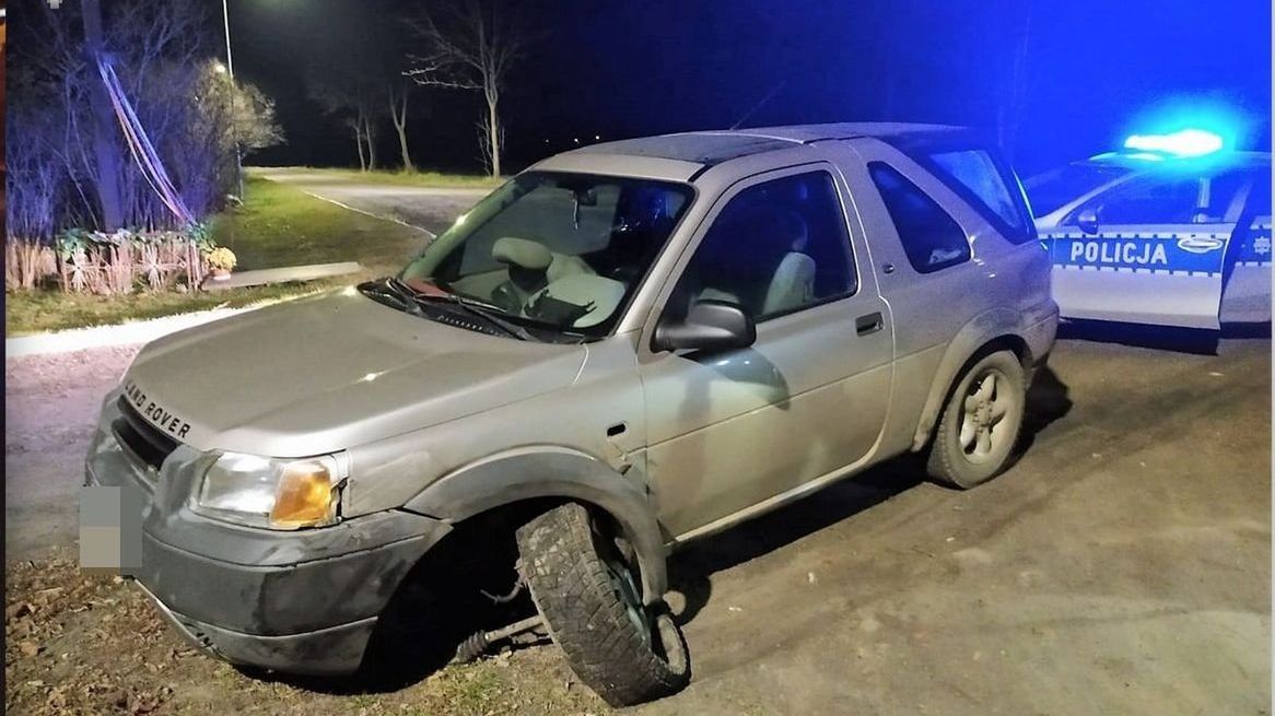 Po kolizji mężczyźni porzucili land rovera