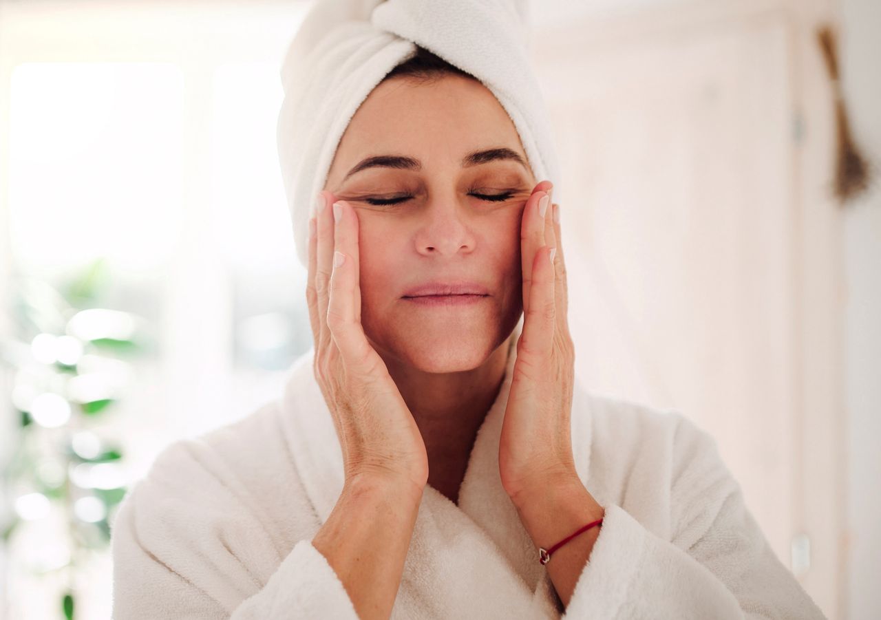 Understanding "face slugging" and its potential for winter skin care