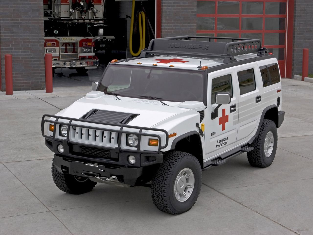 Hummer H2 Amerykańskiego Czerwonego Krzyża (fot. seriouswheels.com)