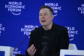 Tesla wycofuje w Chinach prawie 3 mln aut. W tle problem z chowanymi klamkami