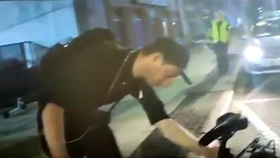 Kadr z nagrania interwencji policji ws. posła Sterczewskiego