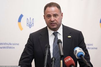 Jermak zrezygnował ze stanowiska. Zapowiedział wyjazd na front