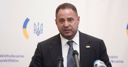 Jermak zrezygnował ze stanowiska. Zapowiedział wyjazd na front