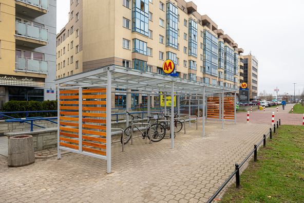 Warszawa. Rowerowa gwiazdka na Ursynowie. Przy stacjach metra stanęły wiaty