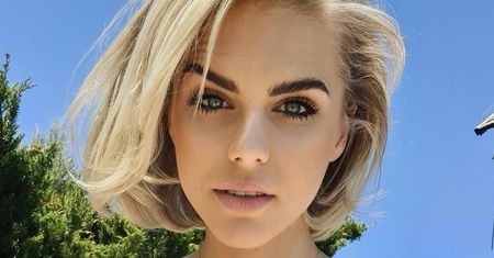 Żona Marcina Mroczka wynurza się z morza. Widok zapiera dech w piersiach