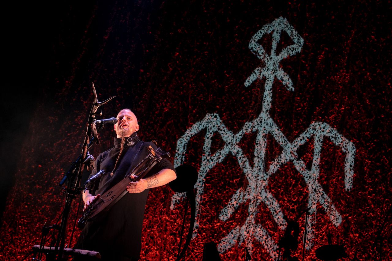 Einar Selvik (Wardruna) na scenie Gdańskiego Teatru Szekspirowskiego