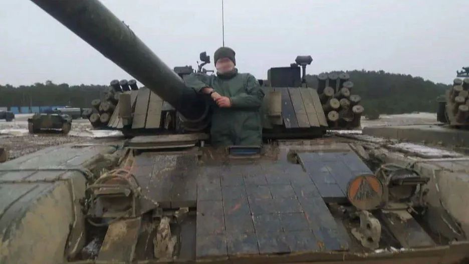 Żołnierz w czołgu PT-91 Twardy, zdjęcie ilustracyjne