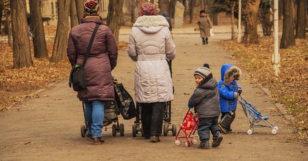 "Babciowe" a mama na L4. Co z wypłatą 1500 złotych?