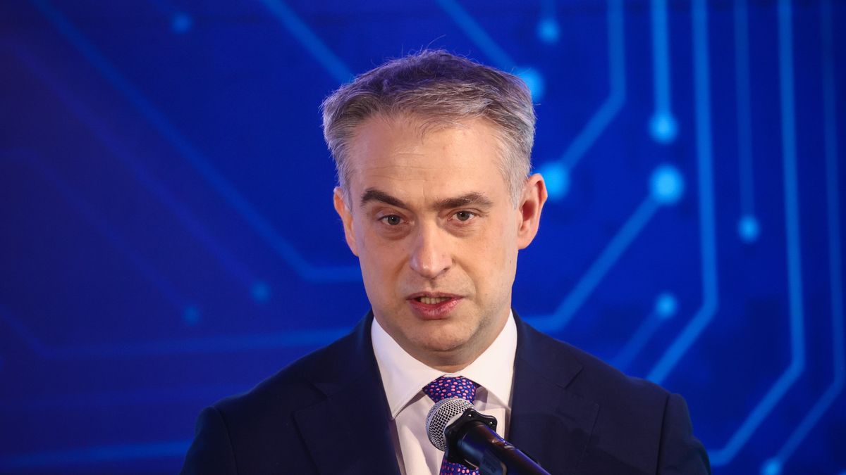 Warszawa, 03.06.2026. Wicepremier, minister cyfryzacji Krzysztof Gawkowski podczas konferencji prasowej w stołecznym Hotelu NYX, 3 bm. Temat spotkania: "KPO: Umowa pożyczki na cyfryzację dla Narodowego Instytutu Onkologii". (amb) PAP/Leszek Szymański