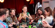 Gwiazdy szyją z odpadów! "Moda na recykling" podbija Warszawę