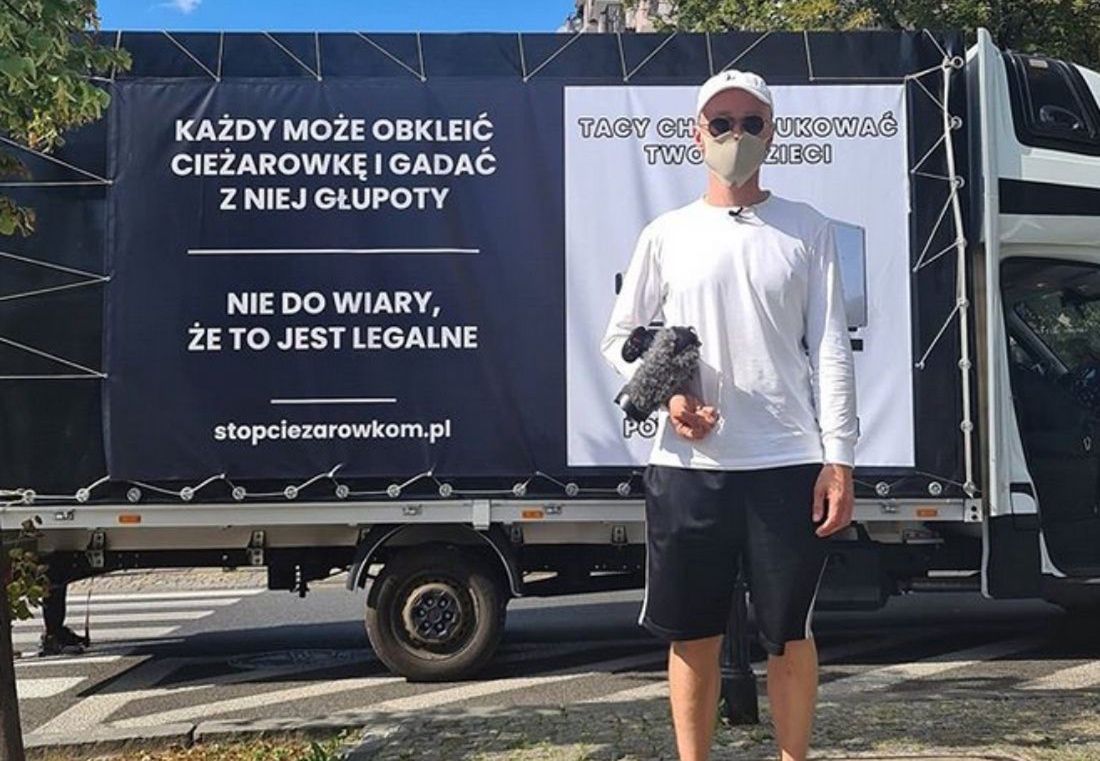 Warszawa. Jest odpowiedź na ciężarówkę hejtu. Zobacz, jak obklejono drugi pojazd